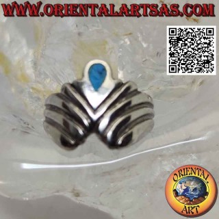Anillo de plata con turquesa en forma de lágrima invertida entre una serie de líneas oblicuas en forma de V