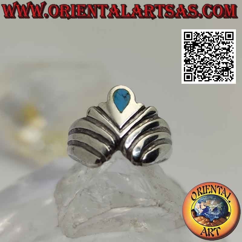Anillo de plata con turquesa en forma de lágrima invertida entre una serie de líneas oblicuas en forma de V