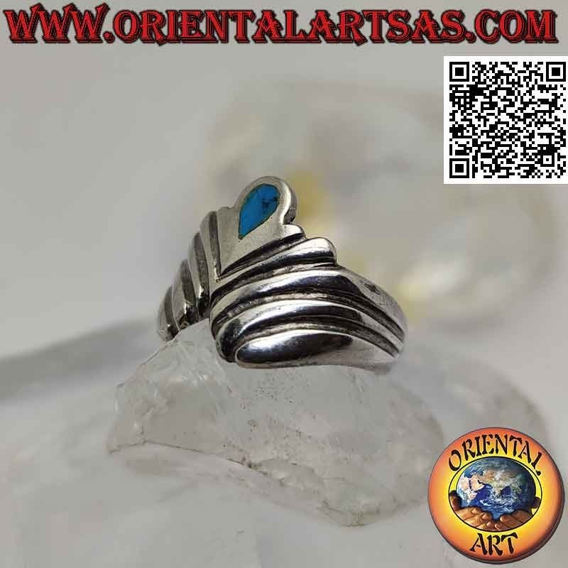 Bague en argent avec turquoise larme inversée entre une série de lignes obliques en forme de V