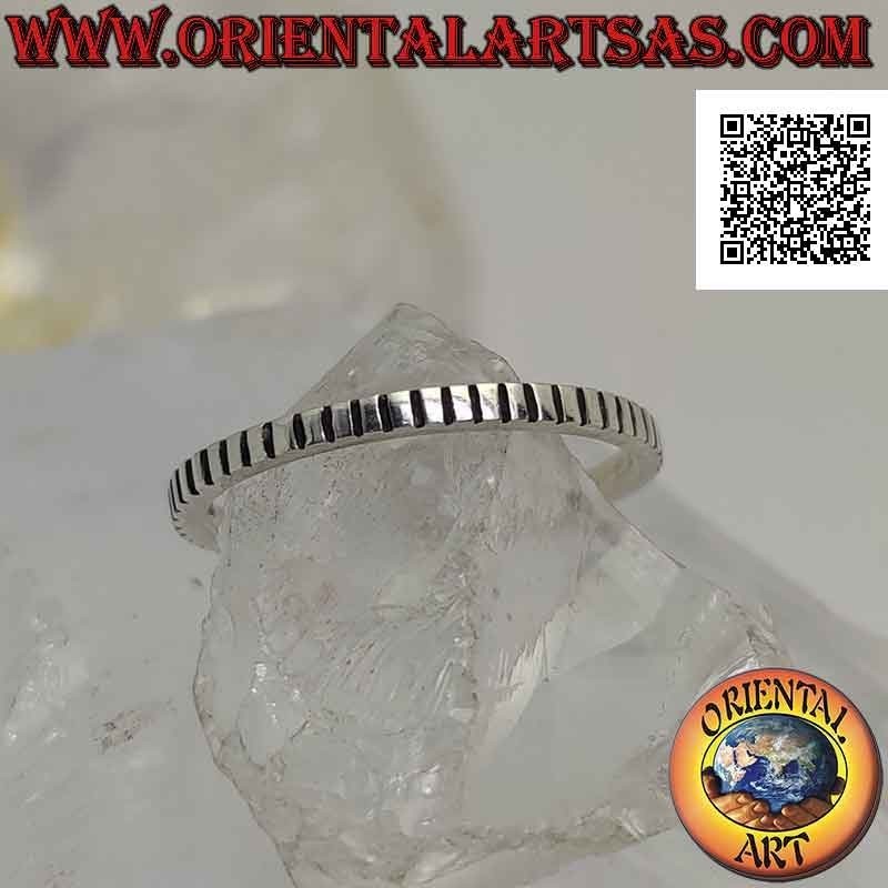 Bague en argent à bande fine de 2 mm avec lignes perpendiculaires gravées