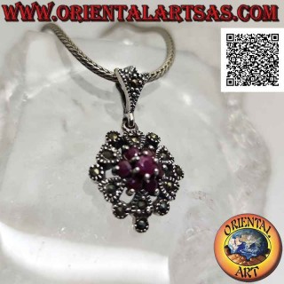 Colgante de plata, flor de rubí natural engastada rodeada de un marco con corazones y marcasita