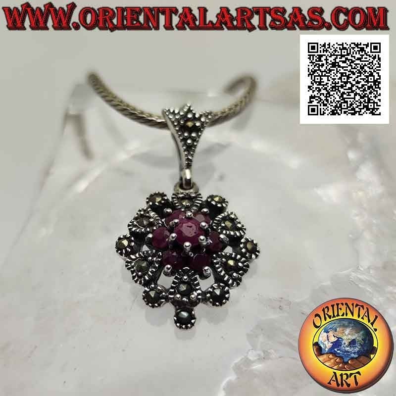 Pendentif en argent, serti de fleur rubis naturel entouré d'un cadre avec coeurs et marcassite