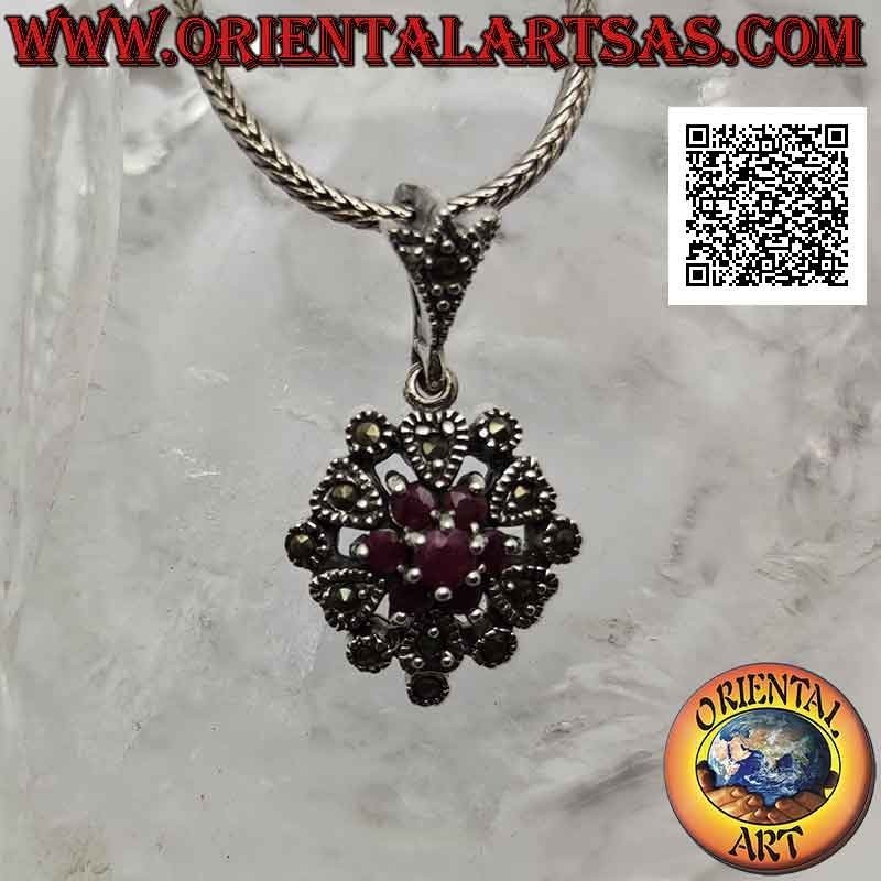Colgante de plata, flor de rubí natural engastada rodeada de un marco con corazones y marcasita