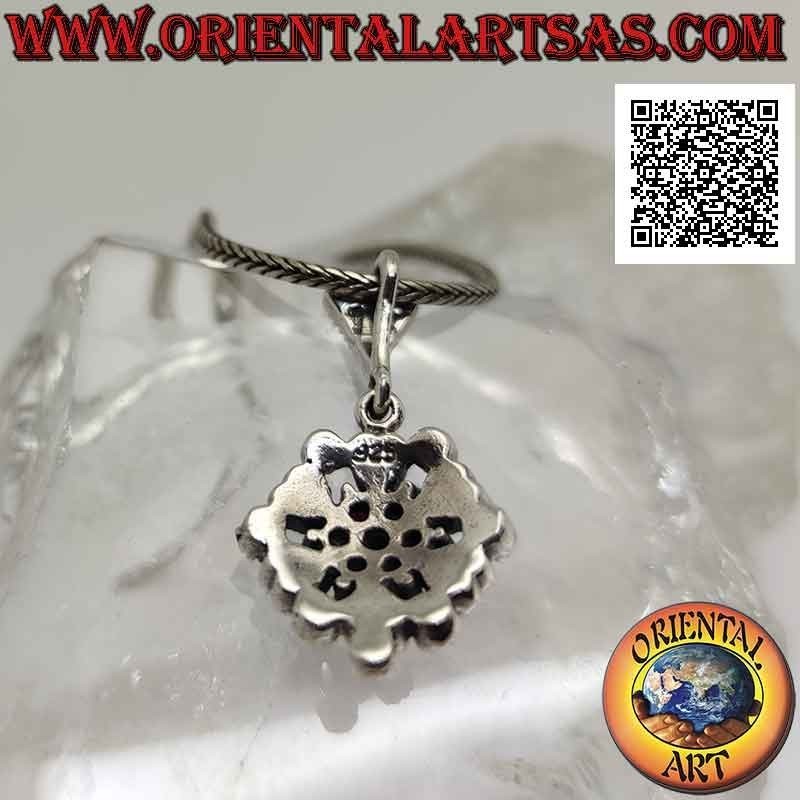 Ciondolo in argento, fiore di rubini naturali incastonati contornato da cornice con cuori e marcassite