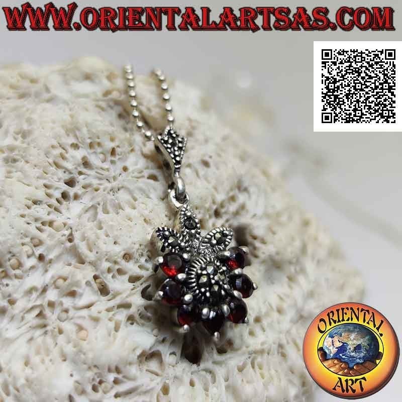 Pendentif en argent, fleur de six grenats naturels sertis en demi-cercle et pétales et centre de marcassite