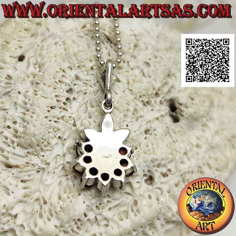 Pendentif en argent, fleur de six grenats naturels sertis en demi-cercle et pétales et centre de marcassite