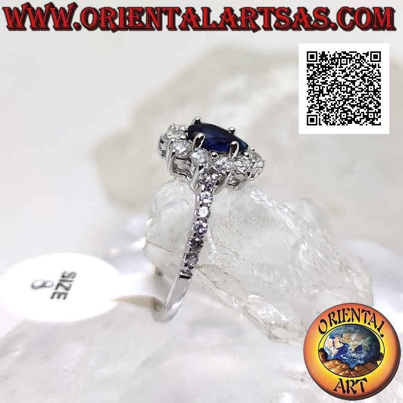 Anillo de plata con zafiro sintético en forma de lágrima rodeado de circonitas blancas redondas y en los laterales
