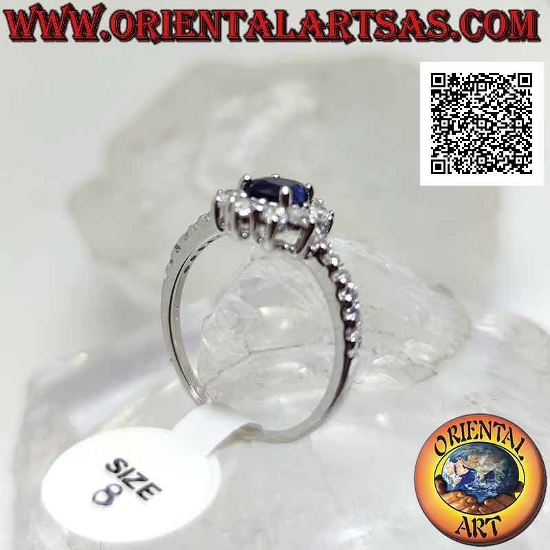 Bague en argent avec saphir synthétique en forme de larme entouré de zircons blancs ronds et sur les côtés
