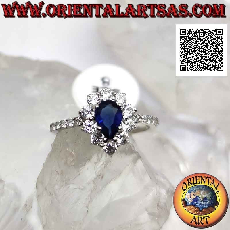 Anillo de plata con zafiro sintético en forma de lágrima rodeado de circonitas blancas redondas y en los laterales