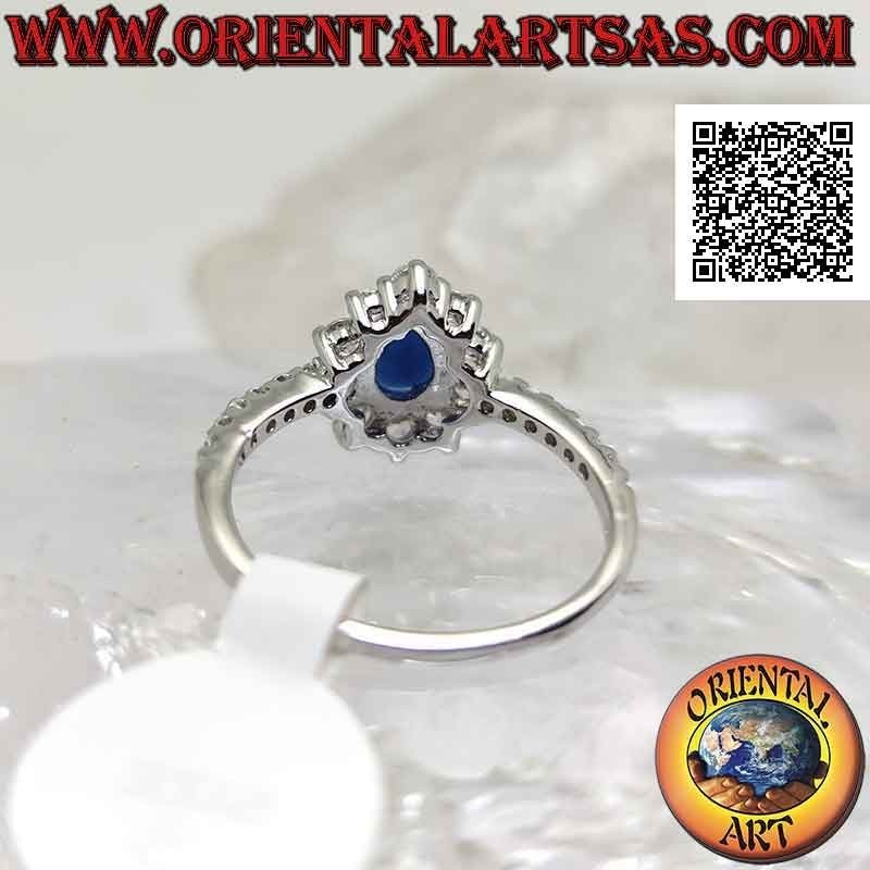 Anello in argento con zaffiro di sintesi a goccia contornato da zirconi bianchi tondi e sui lati