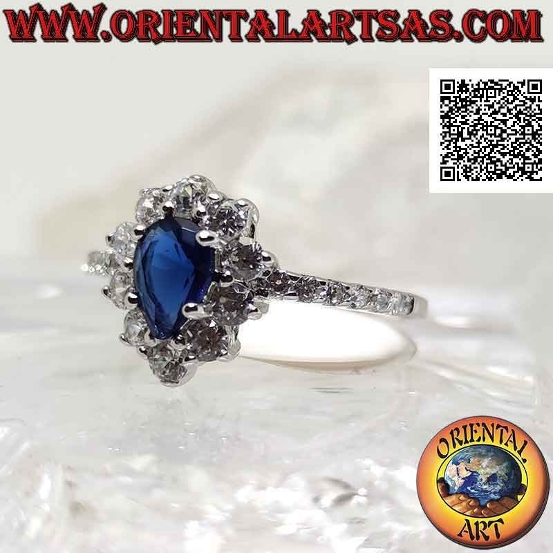 Anillo de plata con zafiro sintético en forma de lágrima rodeado de circonitas blancas redondas y en los laterales