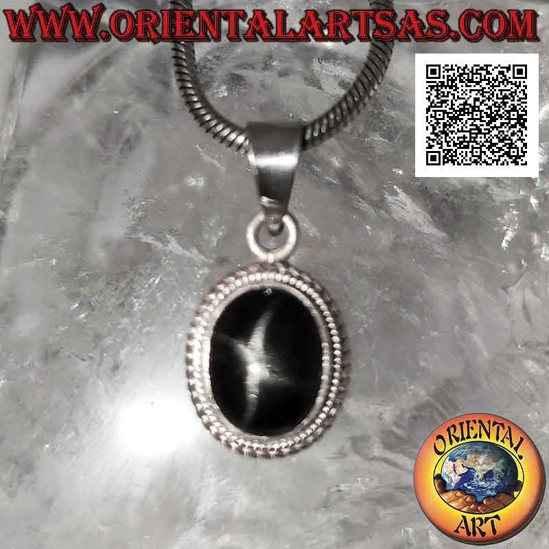 Colgante de plata con estrella negra (diópsido) cabujón ovalado rodeado de tejido