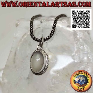 Pendentif en argent avec pierre de lune ovale cabochon entourée d'entrelacs et d'une bande lisse