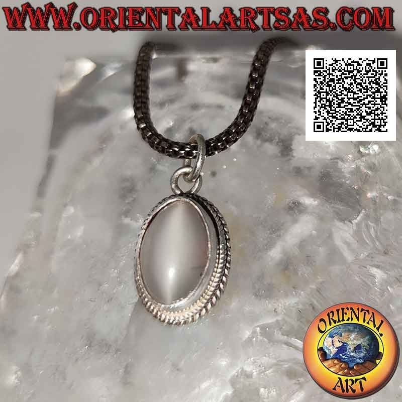 Colgante de plata con piedra lunar ovalada cabujón rodeado de entretejido y banda lisa