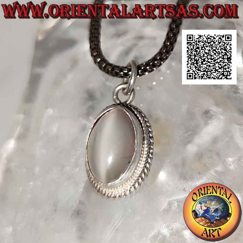 Pendentif en argent avec pierre de lune ovale cabochon entourée d'entrelacs et d'une bande lisse