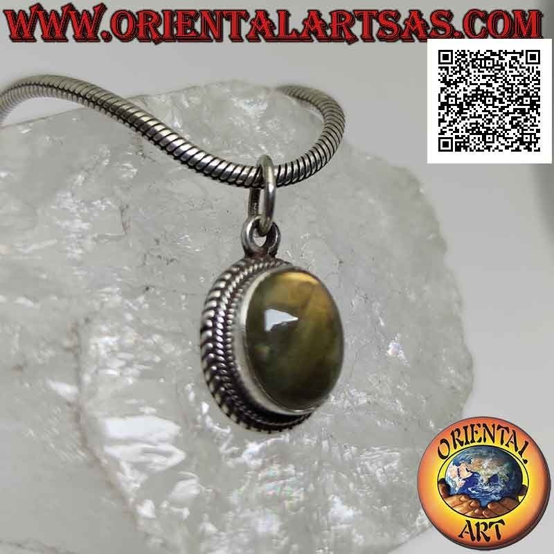 Ciondolo in argento con labradorite ovale cabochon contornata da intreccio e fascia liscia