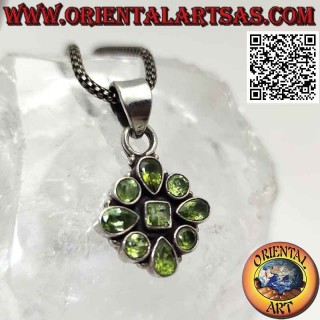 Silberner Kompassrose-Anhänger aus 9 facettierten Peridots in verschiedenen Formen