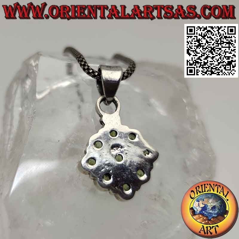Pendentif rose des vents en argent de 9 péridots facettés de formes diverses