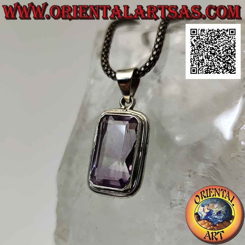 Colgante de plata con una espléndida amatista natural de talla octogonal rectangular en un engaste sencillo