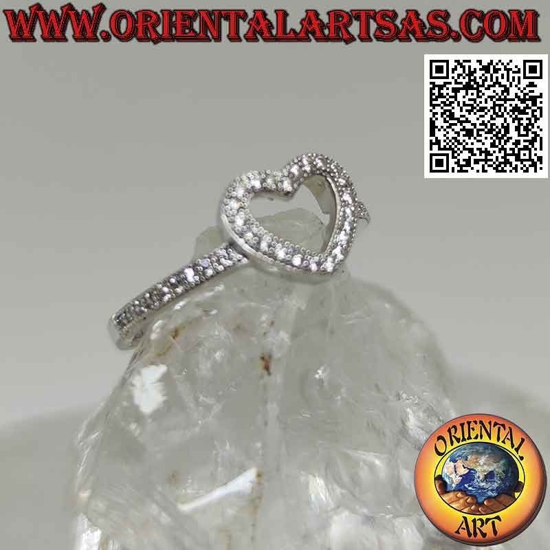 Anillo de plata con contorno de corazón tachonado de circonitas