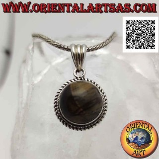Colgante de plata con ojo de tigre rayado redondo rodeado de entretejido