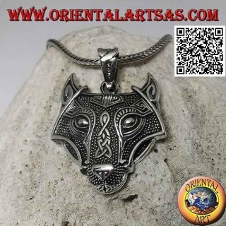 Colgante de cabeza de lobo plateado con nudo celta