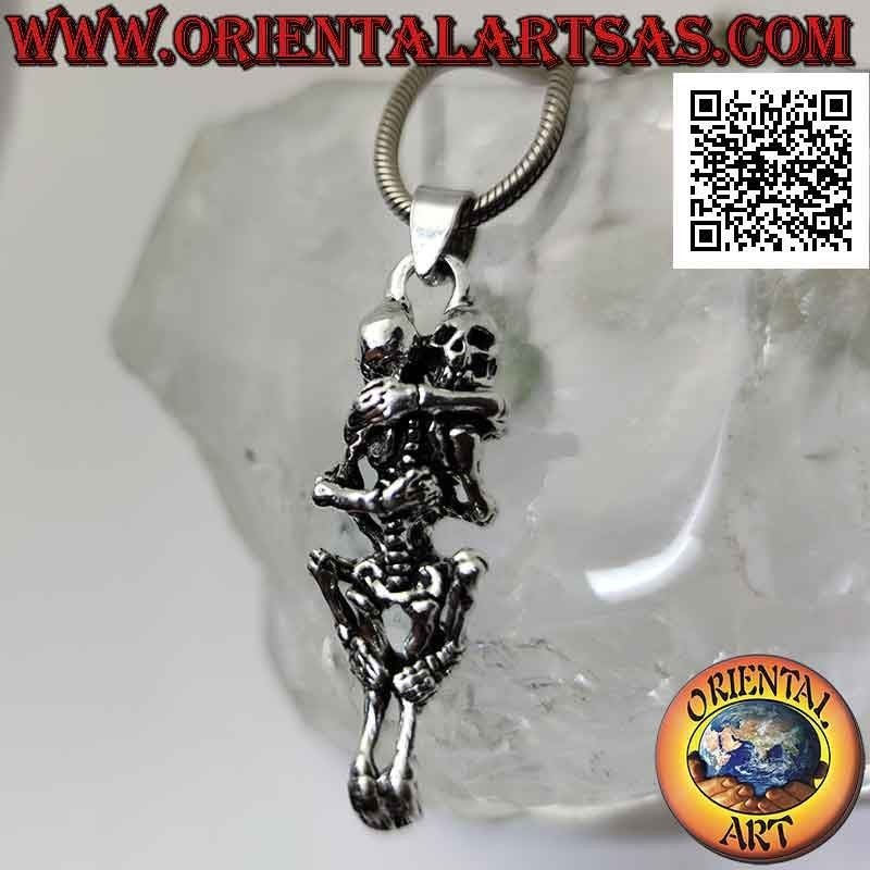 Colgante de plata, par de esqueletos teniendo sexo