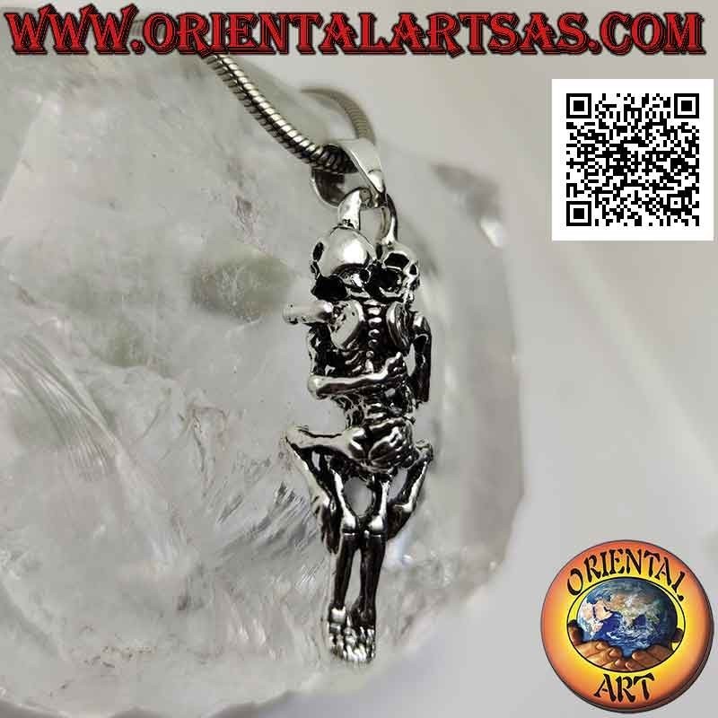 Colgante de plata, par de esqueletos teniendo sexo