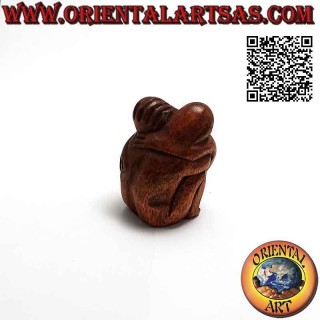 Sculpture 7,5 cm d'un couple en étreinte consolante en bois de suar