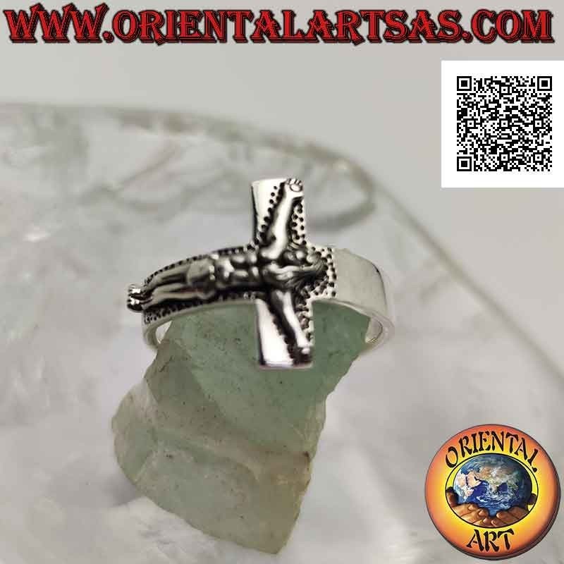 Bague en argent avec bande plate lisse (4 mm.) Avec crucifix en relief