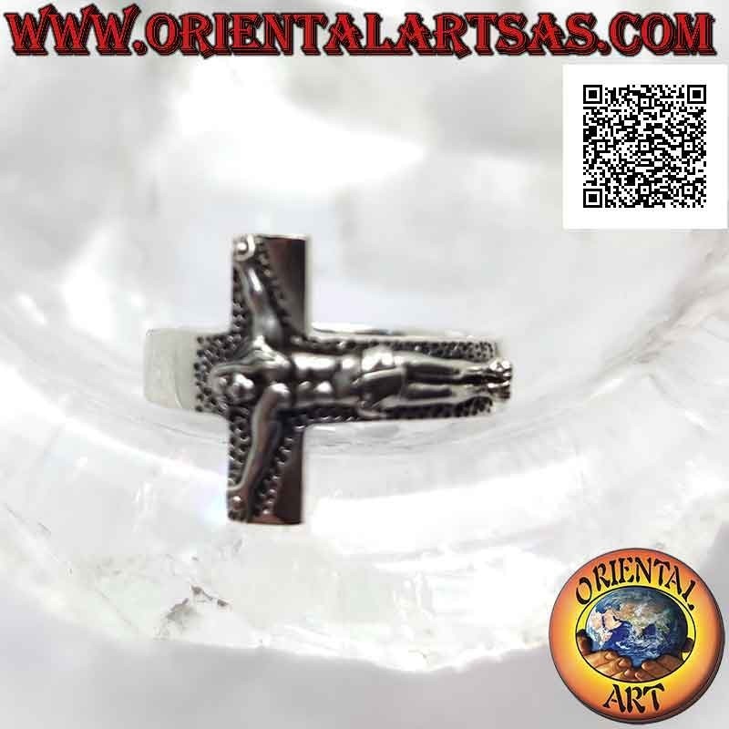 Anillo de plata con banda plana lisa (4 mm.) Con crucifijo en relieve