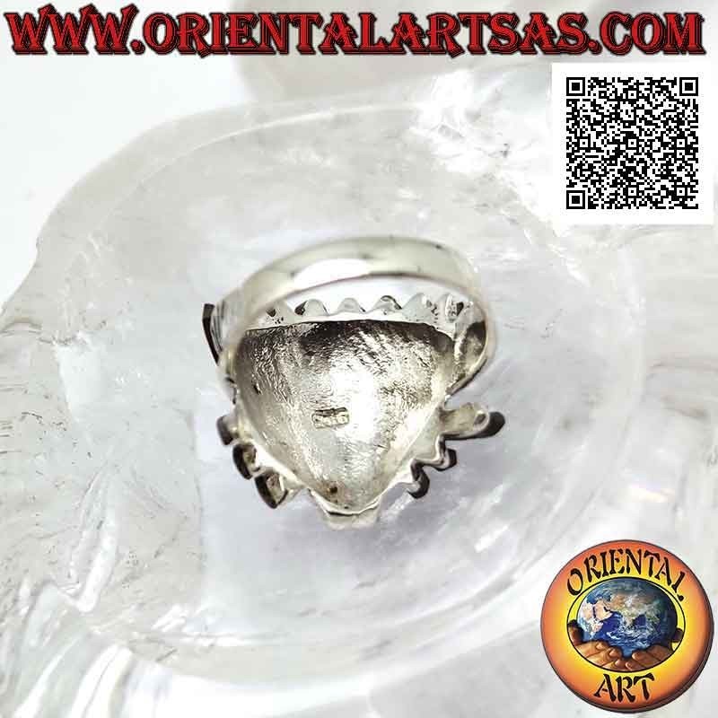 Bague en argent, tête de sauge amérindienne avec coiffe d'ormeau (paua) et plumes sur les côtés (A)