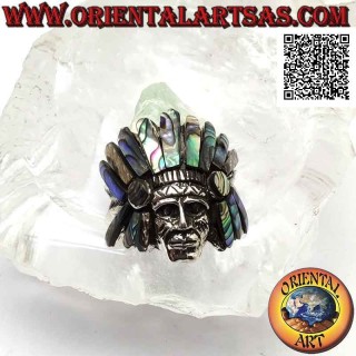 Bague en argent, tête de sauge amérindienne avec coiffe d'ormeau (paua) et plumes sur les côtés (B)