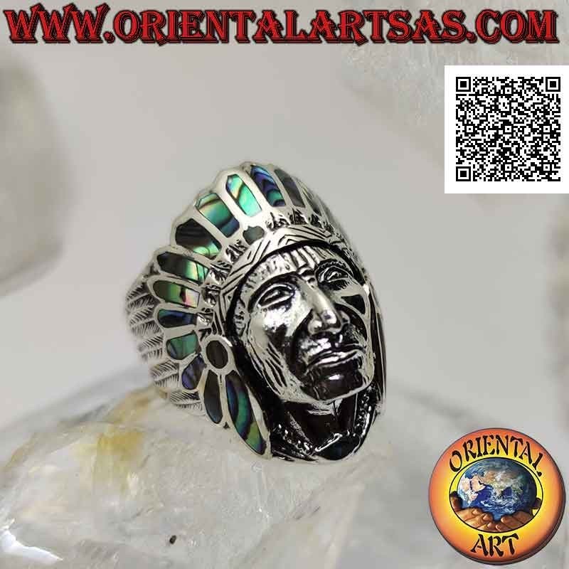 Anello in argento, grande testa di un Indiano nativo d'America con piume in abalone (paua)