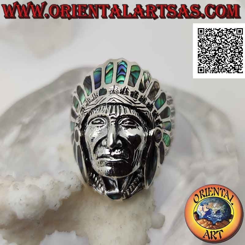 Anello in argento, grande testa di un Indiano nativo d'America con piume in abalone (paua)