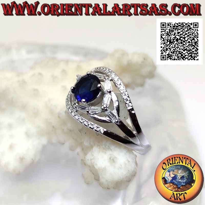 Anillo de plata con zafiro sintético redondo engastado entre juegos elípticos de circonitas blancas