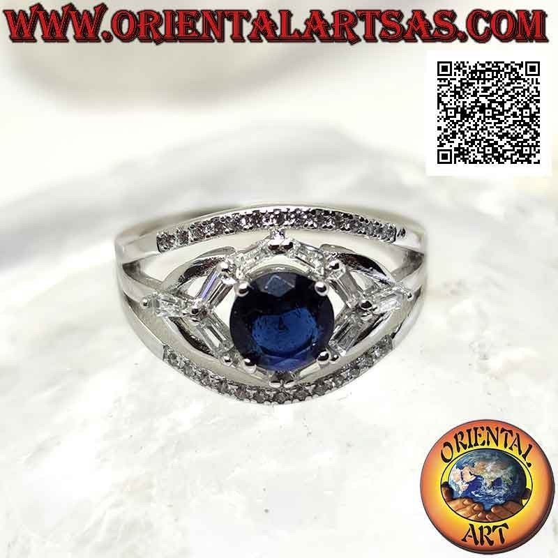 Anillo de plata con zafiro sintético redondo engastado entre juegos elípticos de circonitas blancas