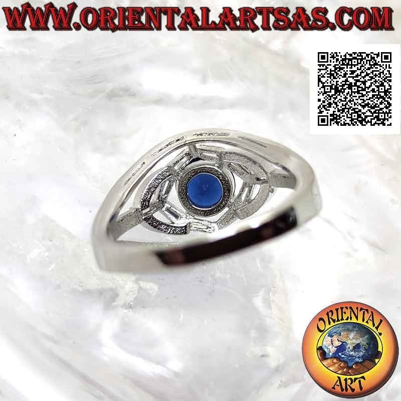 Anello in argento con zaffiro di sintesi tondo incastonato tra giochi ellittici di zirconi bianchi