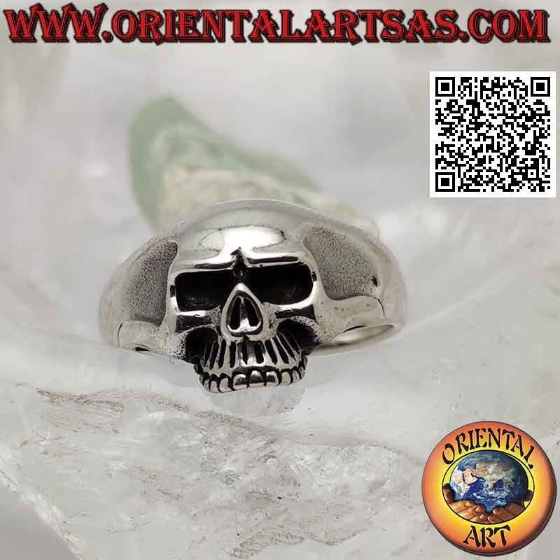Anillo de plata en forma de calavera lisa sin mandíbula y sienes ahuecadas