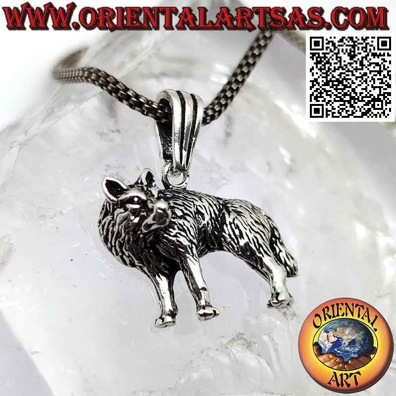 Silver pendant, wolf on the side with head turned in relief