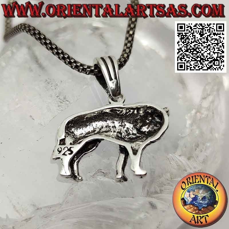 Colgante de plata, lobo al costado con cabeza girada en relieve