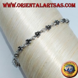 Armband aus kleinen Blumen in Silber 925