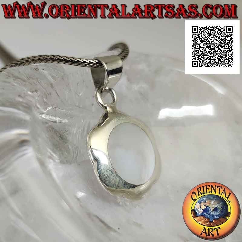 Silver pendant, round flower with central round white mother of pearl