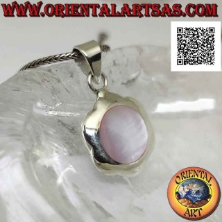 Ciondolo in argento, fiore tondeggiante con madreperla a fluorescenza rosa tonda centrale (piatto)