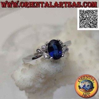 Anillo de plata con zafiro sintético ovalado engastado y tres circonitas blancas en los laterales