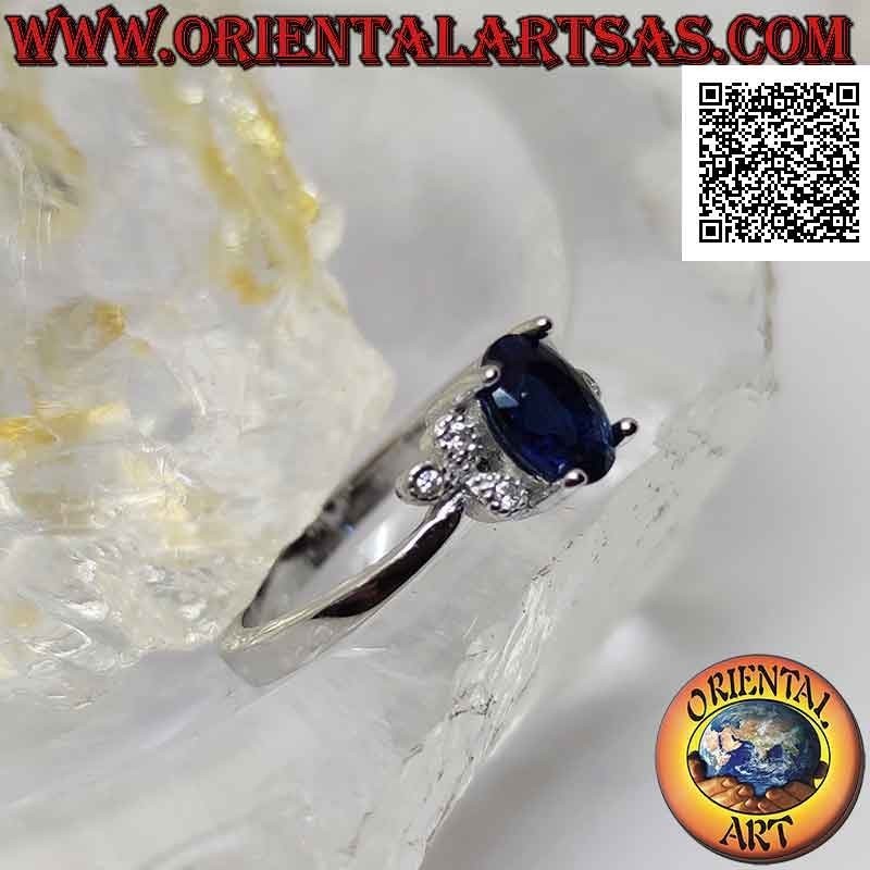 Anillo de plata con zafiro sintético ovalado engastado y tres circonitas blancas en los laterales