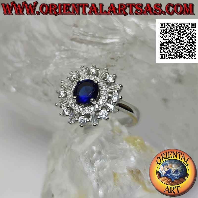 Anello in argento con zaffiro di sintesi tondo incastonato contornato da fascia e zirconi tondi e a baguette alternati