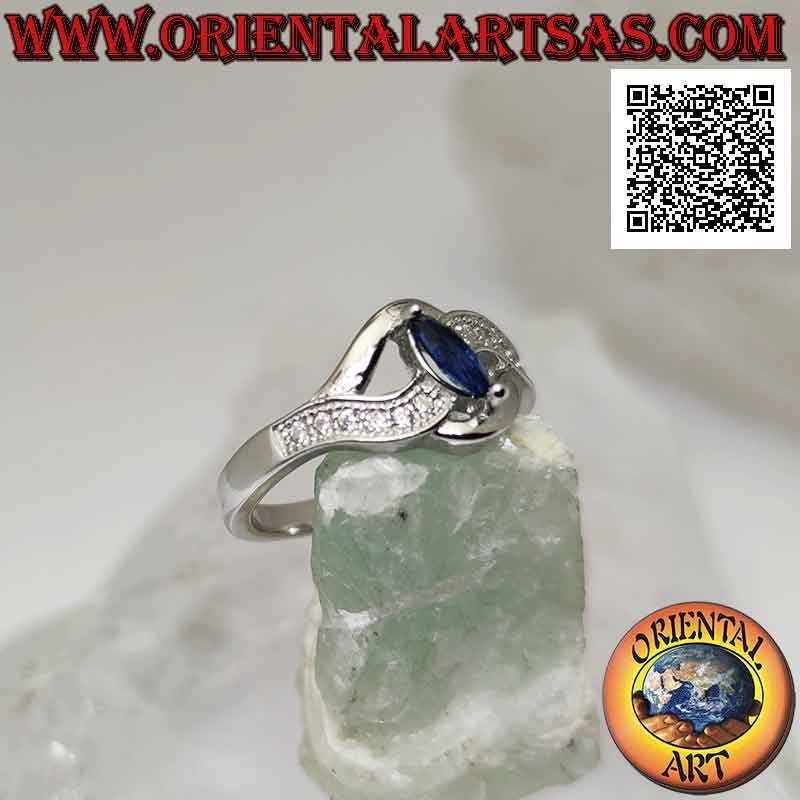 Anillo de plata con zafiro lanzadera sintético engastado entre dos líneas entrelazadas (lisas y con circonitas)