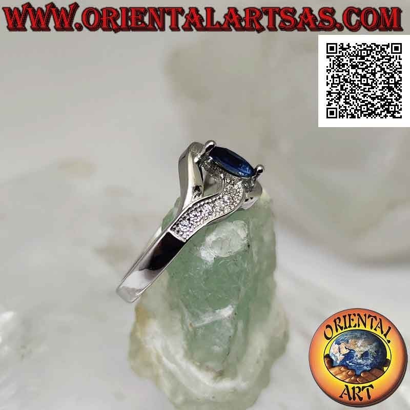 Anillo de plata con zafiro lanzadera sintético engastado entre dos líneas entrelazadas (lisas y con circonitas)
