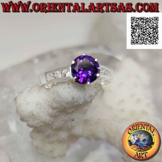 Anello in argento con ametista sintetica tonda incastonata con zirconi bianchi sui lati